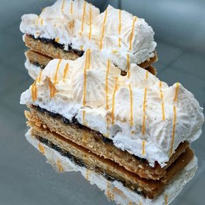 Пирожное Облака на основе смеси Альбумикс , начинки "ДэллиКрем со вкусом шоколада" и "ДэллиФрут со вкусом абрикоса" , смеси "Монтемикс 45/01 производства компании Фудмикс