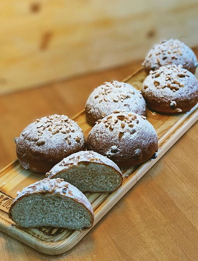 Сдобные булочки с отрубями и изюмом, сахарная пудра с дробленым арахисом...